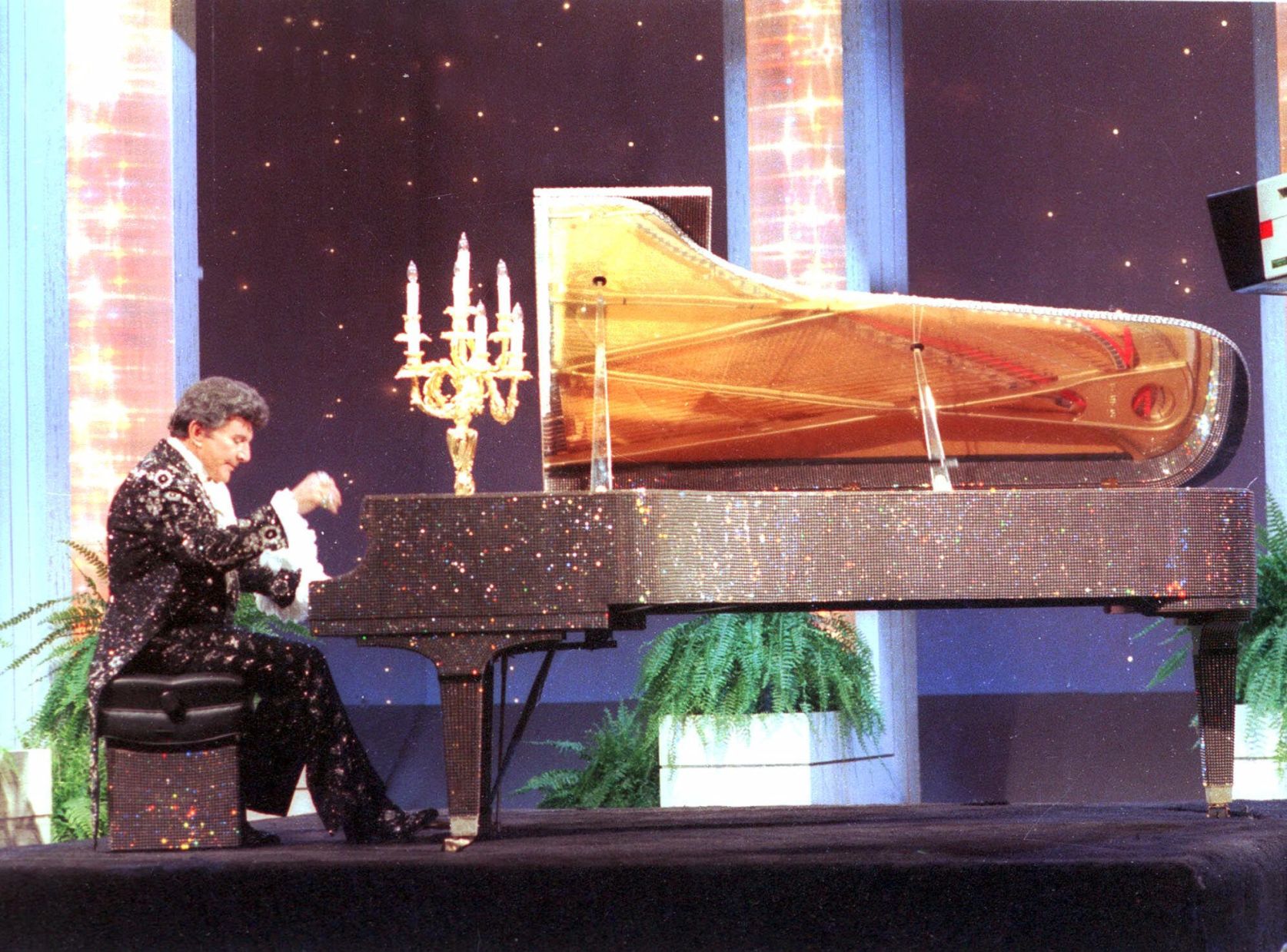 1919: Liberace